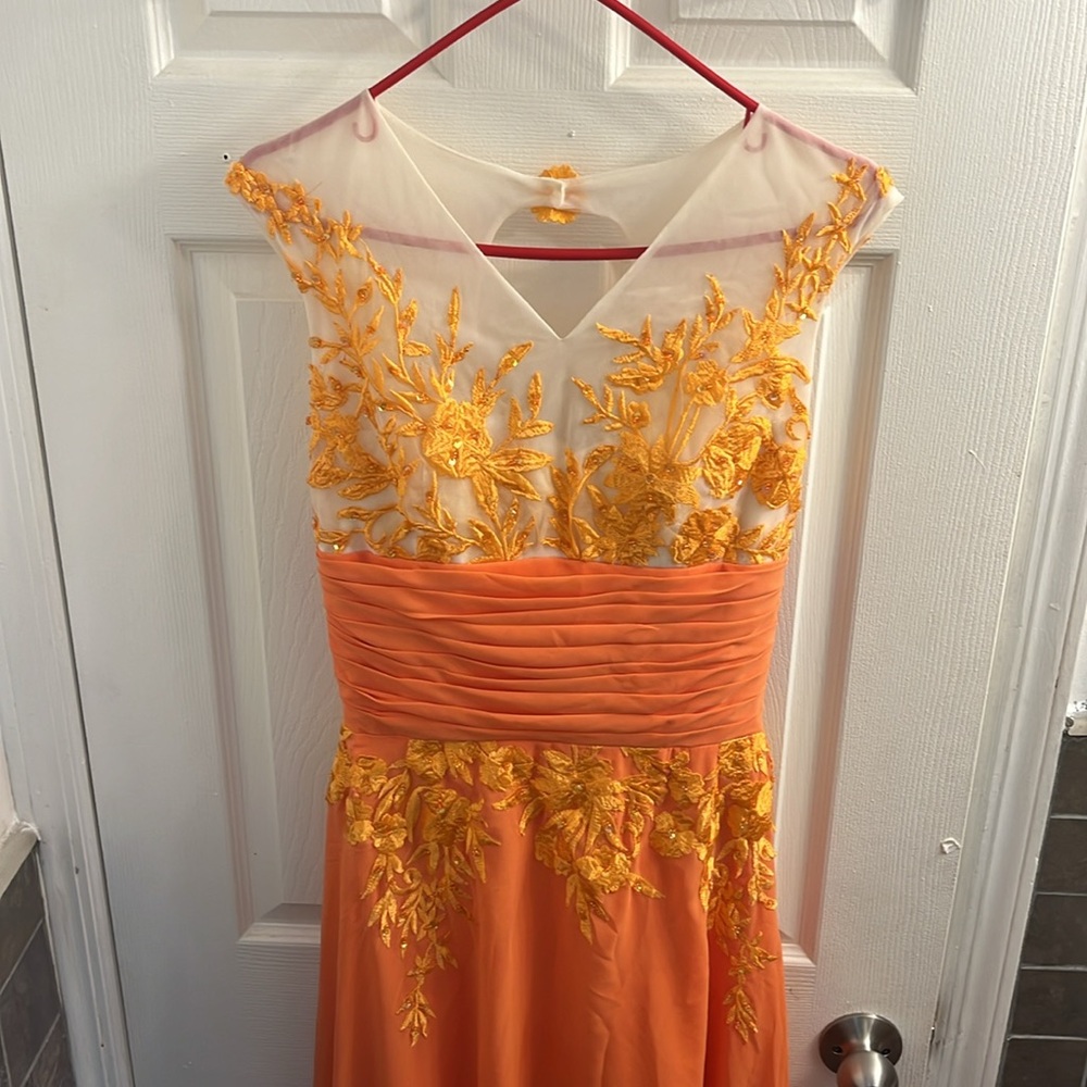 Beautifully embroidered orange size medium dress prom dress to elegant wear